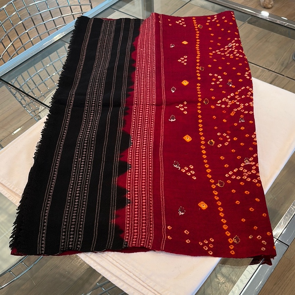 Elegant Red and Black Patterned Pashmina